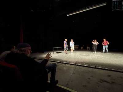...per sovraintendere alle prove di �Non tutti i ladri vengono per nuocere� di Dario Fo e Franca Rame. � l�occasione per parlare con i membri del cast